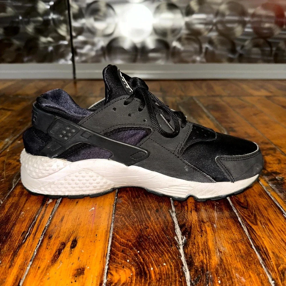 Nike Air Huarache Sneakers Women's Size 8 Matte Black Leather Comfort Lace Up